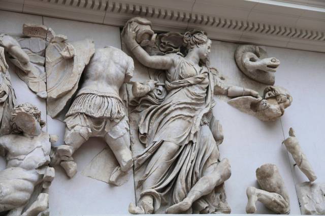 Pergamon-frisen. Her er det vist Athena, der er ved at nedkæmpe nogle giganter.